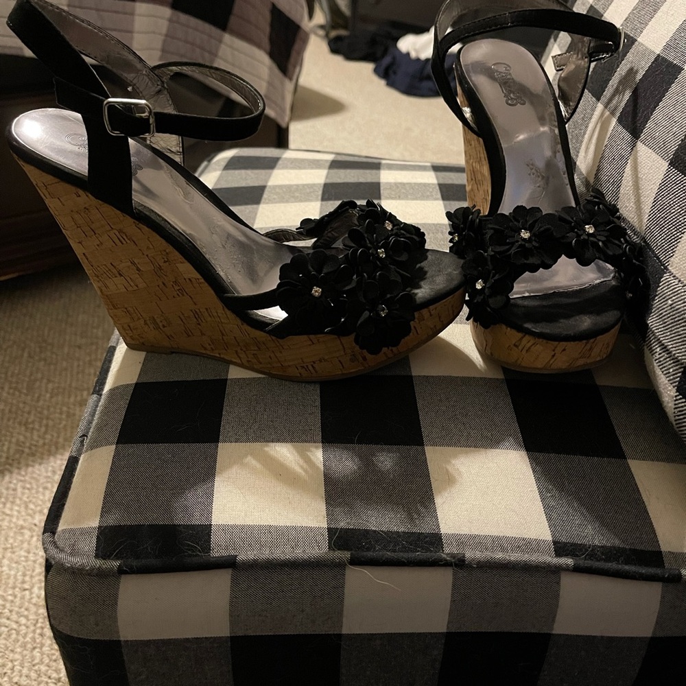 Black wedges